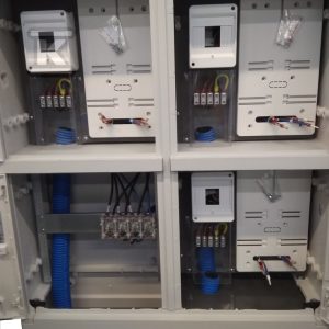 Szafka pomiarowa, złącze kablowe-pomiarowe dla przyłączenia 3 instalacji, zasilanie przez wcięcie lub pojedynczą linię kablową P3/LZR/F R1D51-0003-001